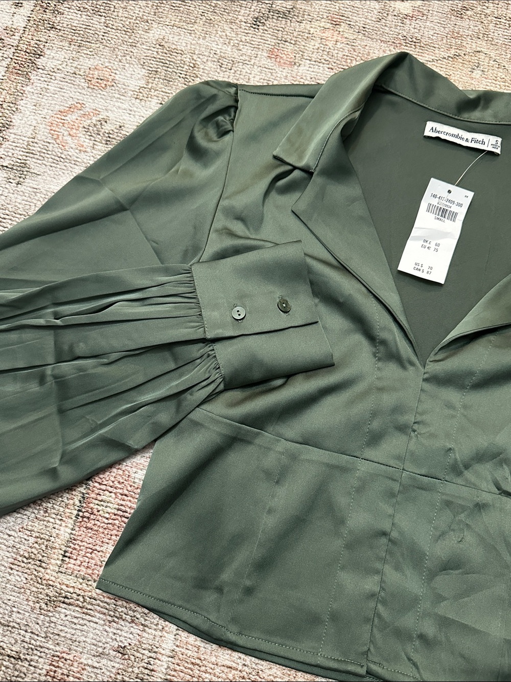 Woman’s NWTs Abercrombie & Fitch Green Cropped “Silk” Like Dress Shirt